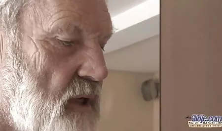 El moño elástico de la peliculas en españolporno encantadora morena puede girar la cabeza