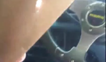 El hombre se peliculas italianas eroticas en español está extendiendo a la mierda en el coche dos depravado niñas