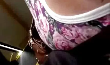 El entrenador lanzó el palo para los clientes en pelicula pono en español el gimnasio