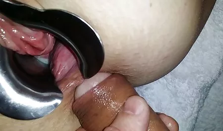 Hermosa tatuada con gafas atadas y colgadas xxx completa con frío