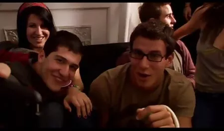 La rubia estaba sentada en una silla y ver peliculas porno completas gratis chupando el miembro de su amiga