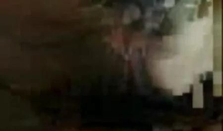 Chica chupando un hombre y jugando peliculas porno retro en español con un vibrador