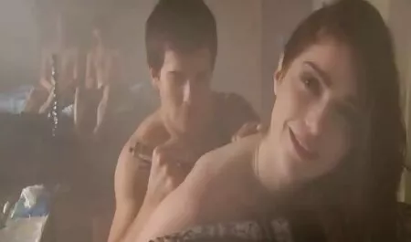 Semental cine porno en español gratis en la sala de estar tirando del ano es hermosa en una polla larga