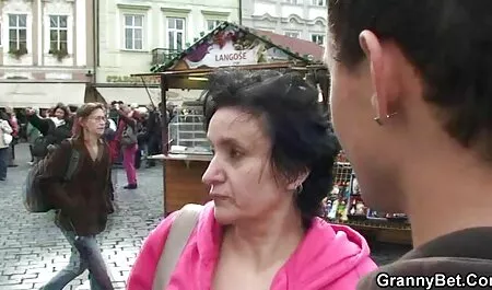 Rubia alta en cuclillas y pelis xxx español tomó la polla en su boca