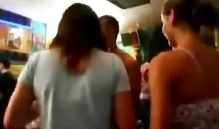 Dos seductoras morenas masticar con un ver videos porno en castellano hombre