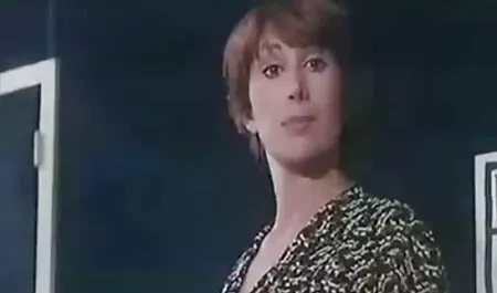 Irene la acarició sobre la mesa peliculas condicionadas online