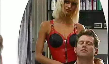 Sophie Luna se xxx españolas lesbianas masturba cerca de la barra