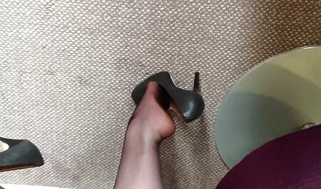 Tía sentada en una mesa atornillándose con los peliculas completas para adultos xxx dedos