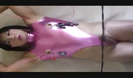 Chico prestar atención a la chica en pantalones cortos y le disparó en la cámara lesbianas xxx españolas