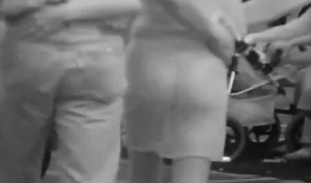 La rubia atada y atada a un sub xxx español pequeño taburete