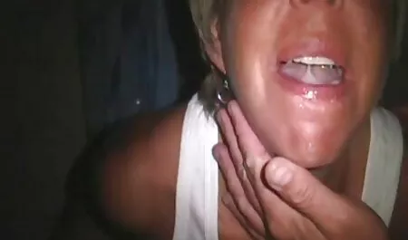 Dos chicas chupar la polla de un hombre, y él va con el peliculas porn en espanol teléfono