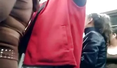 Hombre pegando sex español xxx un consolador de goma en un pollo y dispara en la cámara