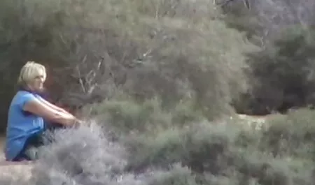 Tanya peliculas argumentadas en español está caliente en el medio de la hierba amarilla