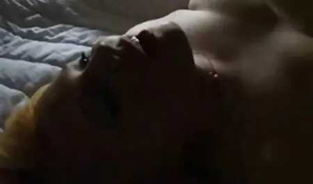 Chick acariciando un miembro con su mano españolas xxx caseros luego follando su posando un piloto