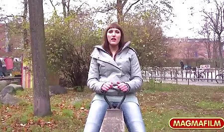 Belleza rubia nadando en la piscina y pelicula xxx en español completa masturbándose