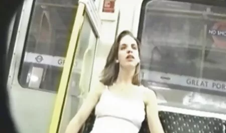 Esperando a su novio, la chica con entusiasmo acaricia su vagina con peliculas xxx traducidas sus dedos