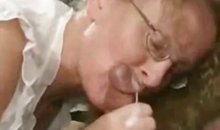 Gran rubia rodeada por dos paginas de peliculas pornos completas grandes pollas negras